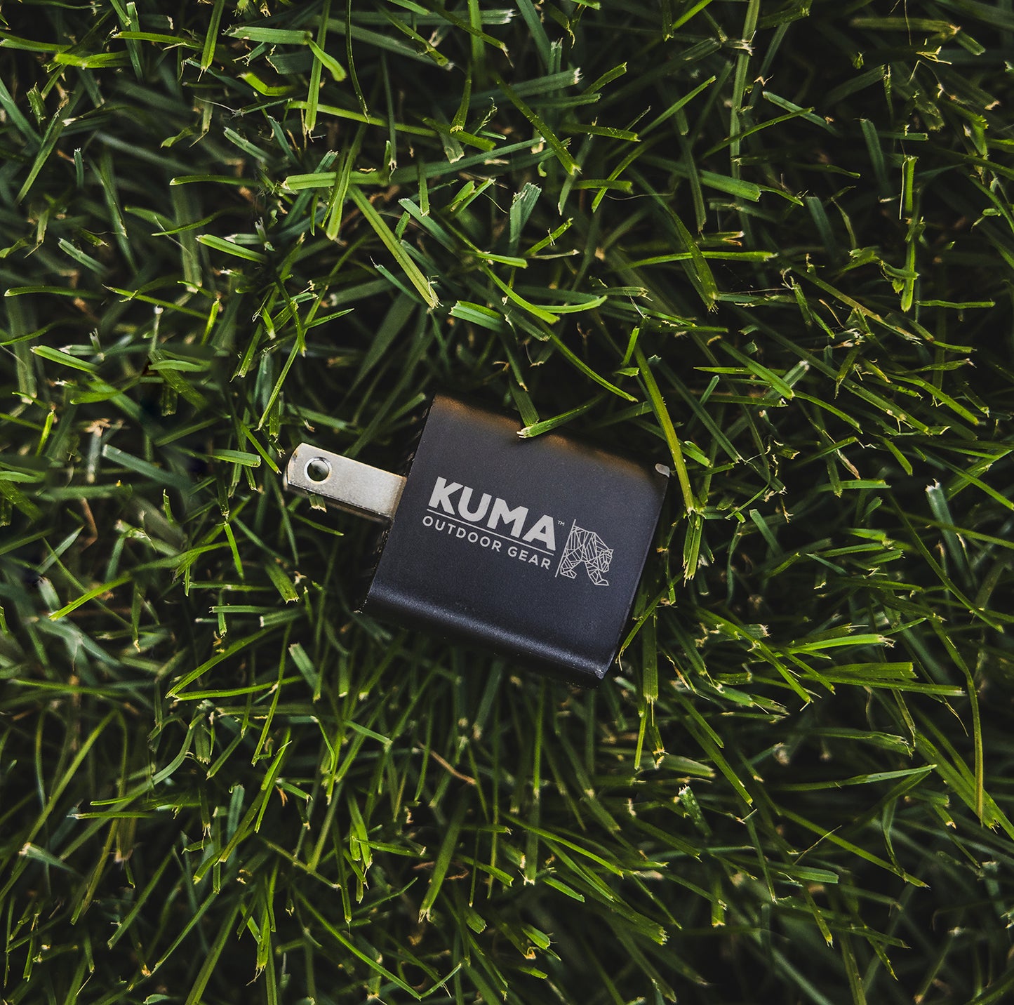 KUMA PD33W fast charging block with indicator light on grass