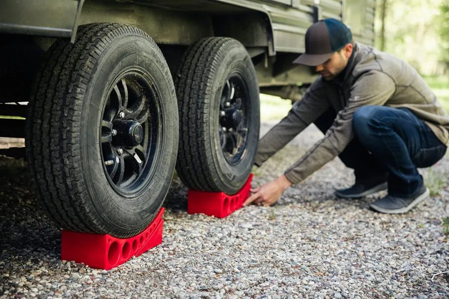 Easy-to-use Andersen Leveler, supports trailers up to 30,000 lbs