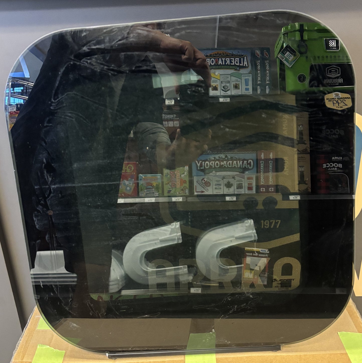 A insulated frameless 3000 window with a screen, displayed on a table