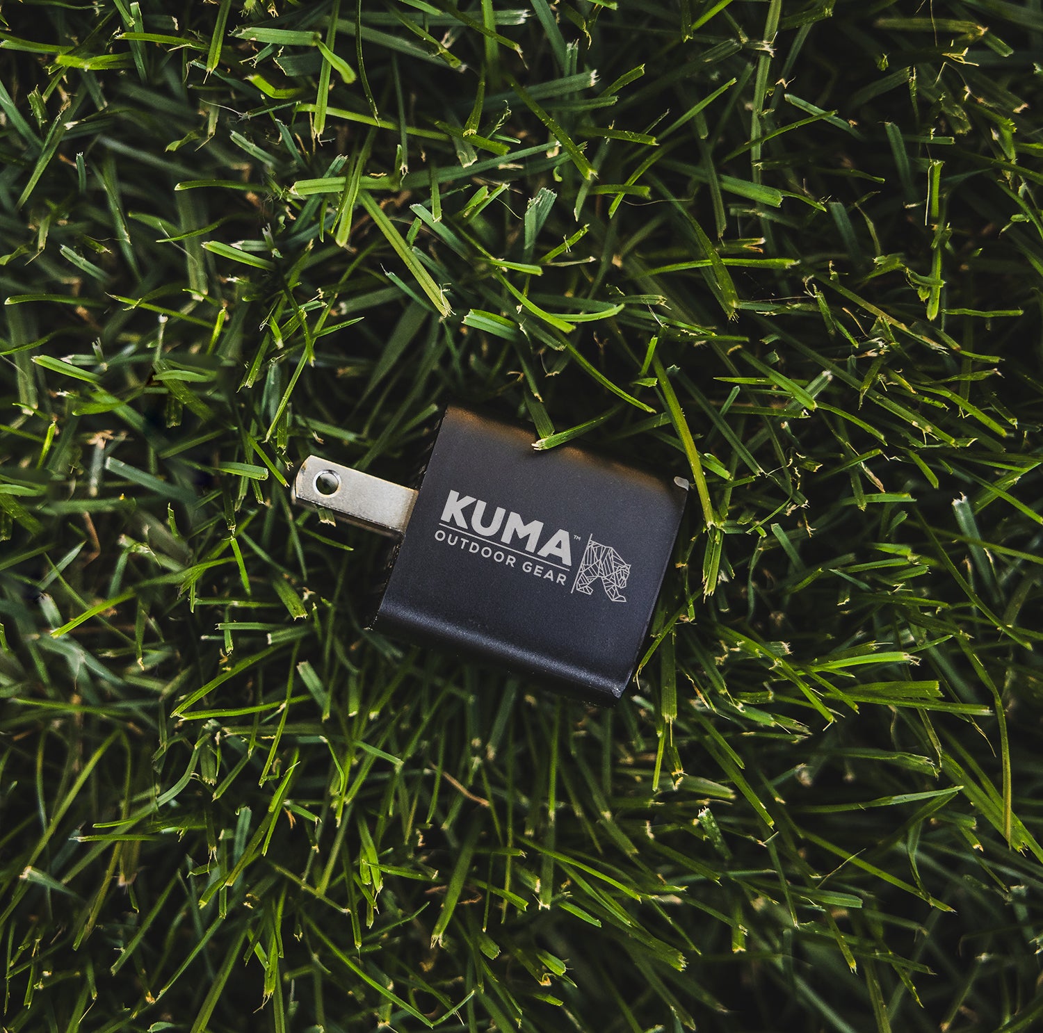 KUMA PD33W fast charging block with indicator light on grass